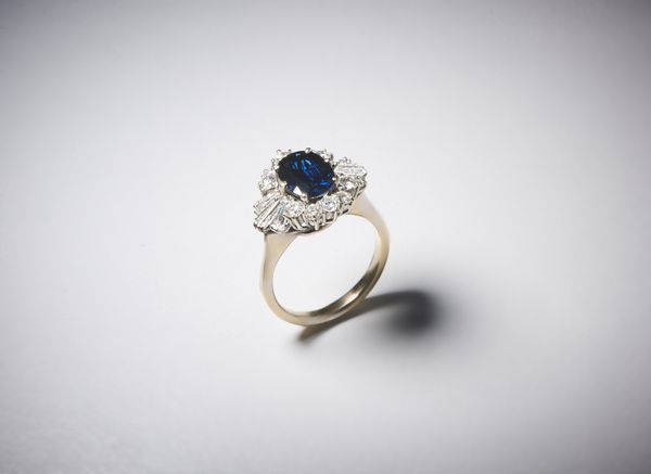 . : Anello oro bianco 750/1000 con  zaffiro blu ct.2,20 circa e diamanti bianchi taglio misto ct. 1.10 circa.  - Asta Asta 366 | GIOIELLI - OROLOGI - Giunonicae Online - Associazione Nazionale - Case d'Asta italiane