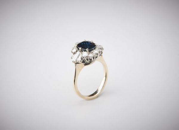 . : Anello oro bianco 750/1000 con  zaffiro blu ct.2,20 circa e diamanti bianchi taglio misto ct. 1.10 circa.  - Asta Asta 366 | GIOIELLI - OROLOGI - Giunonicae Online - Associazione Nazionale - Case d'Asta italiane
