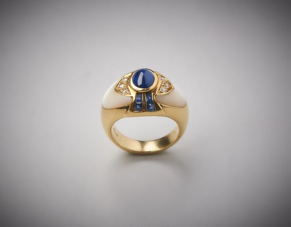 . : Anello in oro giallo 750/1000  e base di madreperla bianca con zaffiro centrale blu cabochon di circa 1,00 carati e zaffiri  blu laterali taglio carr e diamanti bianchi taglio a brillante ct.0,14.  - Asta Asta 366 | GIOIELLI - OROLOGI - Giunonicae Online - Associazione Nazionale - Case d'Asta italiane
