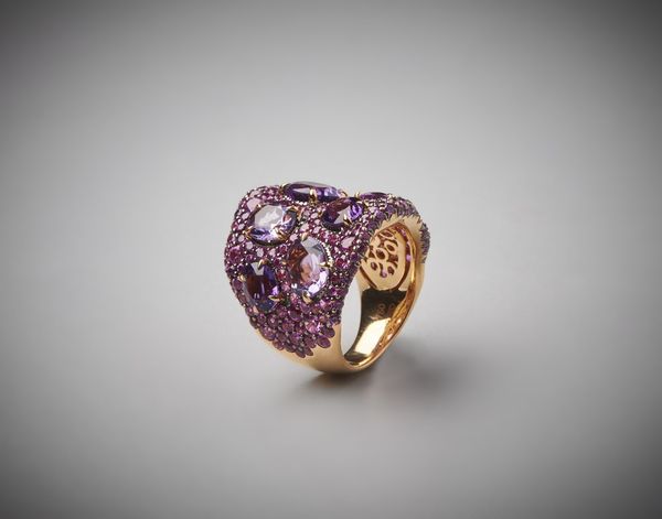 . : Anello artigianale in oro giallo 750/1000  con ametiste ovali e rodoliti  incastonate  in oro brunito  taglio a brillante.  - Asta Asta 366 | GIOIELLI - OROLOGI - Giunonicae Online - Associazione Nazionale - Case d'Asta italiane