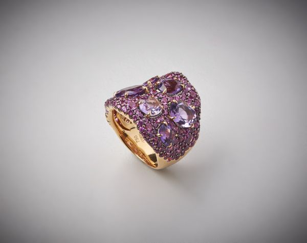 . : Anello artigianale in oro giallo 750/1000  con ametiste ovali e rodoliti  incastonate  in oro brunito  taglio a brillante.  - Asta Asta 366 | GIOIELLI - OROLOGI - Giunonicae Online - Associazione Nazionale - Case d'Asta italiane