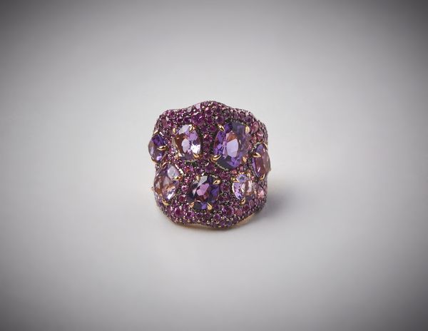 . : Anello artigianale in oro giallo 750/1000  con ametiste ovali e rodoliti  incastonate  in oro brunito  taglio a brillante.  - Asta Asta 366 | GIOIELLI - OROLOGI - Giunonicae Online - Associazione Nazionale - Case d'Asta italiane