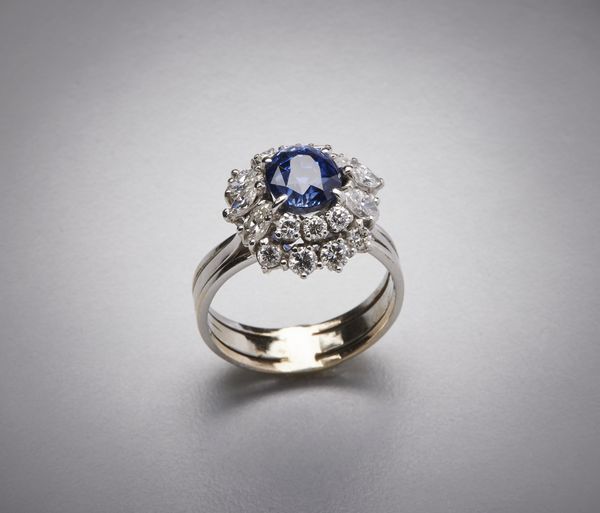 Anello in oro bianco 750/1000  con zaffiro ovale blu.  - Asta Asta 366 | GIOIELLI - OROLOGI - Giunonicae Online - Associazione Nazionale - Case d'Asta italiane