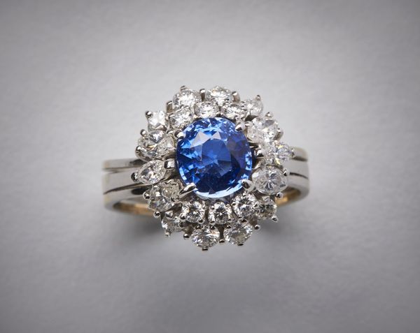 Anello in oro bianco 750/1000  con zaffiro ovale blu.  - Asta Asta 366 | GIOIELLI - OROLOGI - Giunonicae Online - Associazione Nazionale - Case d'Asta italiane