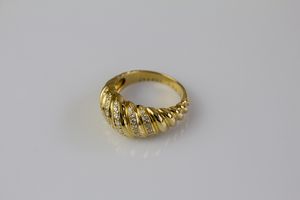 CARTIER - Elegante anello ''Cartier'' godrons''in oro giallo 750/1000 con diamanti di circa 0.70 carati.