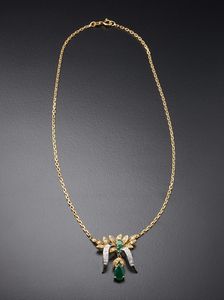 . - Collana in  oro giallo e bianco 750/ 1000  con smeraldi taglio a goccia ct.1,30 e diamanti bianchi taglio misto ct. 0,35.