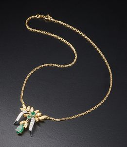 . : Collana in  oro giallo e bianco 750/ 1000  con smeraldi taglio a goccia ct.1,30 e diamanti bianchi taglio misto ct. 0,35.  - Asta Asta 366 | GIOIELLI - OROLOGI - Giunonicae Online - Associazione Nazionale - Case d'Asta italiane