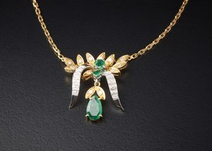 . : Collana in  oro giallo e bianco 750/ 1000  con smeraldi taglio a goccia ct.1,30 e diamanti bianchi taglio misto ct. 0,35.  - Asta Asta 366 | GIOIELLI - OROLOGI - Giunonicae Online - Associazione Nazionale - Case d'Asta italiane