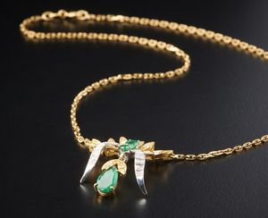 . : Collana in  oro giallo e bianco 750/ 1000  con smeraldi taglio a goccia ct.1,30 e diamanti bianchi taglio misto ct. 0,35.  - Asta Asta 366 | GIOIELLI - OROLOGI - Giunonicae Online - Associazione Nazionale - Case d'Asta italiane