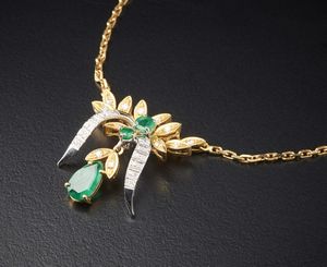 . : Collana in  oro giallo e bianco 750/ 1000  con smeraldi taglio a goccia ct.1,30 e diamanti bianchi taglio misto ct. 0,35.  - Asta Asta 366 | GIOIELLI - OROLOGI - Giunonicae Online - Associazione Nazionale - Case d'Asta italiane