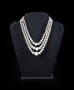 . - Collana a tre  fili di corallo rosa di grandezza a scalare. Chiusura a broche in oro bianco 750/1000  con diamanti bianchi.