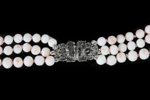 . : Collana a tre  fili di corallo rosa di grandezza a scalare. Chiusura a broche in oro bianco 750/1000  con diamanti bianchi.  - Asta Asta 366 | GIOIELLI - OROLOGI - Giunonicae Online - Associazione Nazionale - Case d'Asta italiane