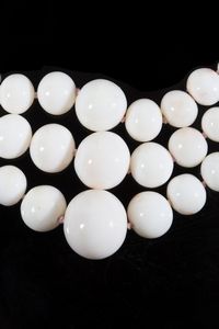 . : Collana a tre  fili di corallo rosa di grandezza a scalare. Chiusura a broche in oro bianco 750/1000  con diamanti bianchi.  - Asta Asta 366 | GIOIELLI - OROLOGI - Giunonicae Online - Associazione Nazionale - Case d'Asta italiane