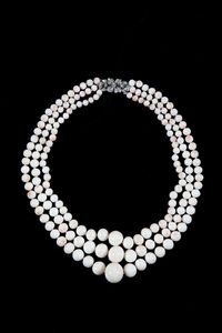 . : Collana a tre  fili di corallo rosa di grandezza a scalare. Chiusura a broche in oro bianco 750/1000  con diamanti bianchi.  - Asta Asta 366 | GIOIELLI - OROLOGI - Giunonicae Online - Associazione Nazionale - Case d'Asta italiane