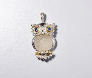 . - Ciondolo a forma di gufo in  oro bianco e giallo  750/1000 su base di pietra dura, e contorno di  diamanti ct 0,40. e occhietti di zaffiro blu.