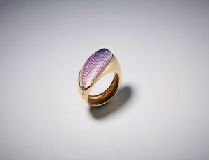 . : Anello in oro giallo 750/1000 con ametista bombata incisa e piccoli diamanti bianchi ct. 0,06.  - Asta Asta 366 | GIOIELLI - OROLOGI - Giunonicae Online - Associazione Nazionale - Case d'Asta italiane