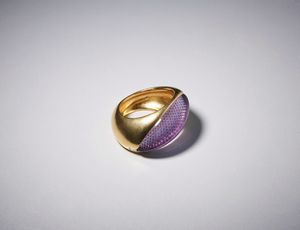 . : Anello in oro giallo 750/1000 con ametista bombata incisa e piccoli diamanti bianchi ct. 0,06.  - Asta Asta 366 | GIOIELLI - OROLOGI - Giunonicae Online - Associazione Nazionale - Case d'Asta italiane