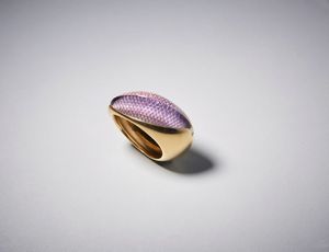 . : Anello in oro giallo 750/1000 con ametista bombata incisa e piccoli diamanti bianchi ct. 0,06.  - Asta Asta 366 | GIOIELLI - OROLOGI - Giunonicae Online - Associazione Nazionale - Case d'Asta italiane