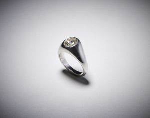 bulgari - Elegante Anello in oro bianco a trombino  firmato '' Bulgari'' con diamante centrale ovale bianco di carati 1,42.