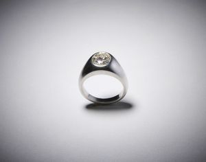 bulgari : Elegante Anello in oro bianco a trombino  firmato '' Bulgari'' con diamante centrale ovale bianco di carati 1,42.  - Asta Asta 366 | GIOIELLI - OROLOGI - Giunonicae Online - Associazione Nazionale - Case d'Asta italiane