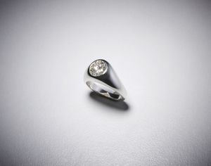 bulgari : Elegante Anello in oro bianco a trombino  firmato '' Bulgari'' con diamante centrale ovale bianco di carati 1,42.  - Asta Asta 366 | GIOIELLI - OROLOGI - Giunonicae Online - Associazione Nazionale - Case d'Asta italiane