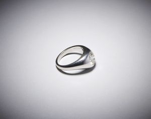 bulgari : Elegante Anello in oro bianco a trombino  firmato '' Bulgari'' con diamante centrale ovale bianco di carati 1,42.  - Asta Asta 366 | GIOIELLI - OROLOGI - Giunonicae Online - Associazione Nazionale - Case d'Asta italiane