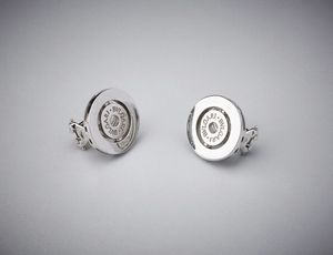 bulgari - Un paio di orecchini in oro bianco 750/1000  firmati ''Bulgari'' a forma di cerchi concentrici.