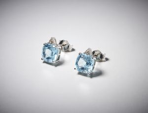 COMETE - Orecchini in oro bianco 750/100 ''Comete'' con topazi azzurri taglio a cuscino di colore intenso con contorno di piccoli diamanti bianchi taglio a brillante ct. 0,45.