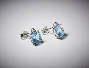 COMETE : Orecchini in oro bianco 750/100 ''Comete'' con topazi azzurri taglio a cuscino di colore intenso con contorno di piccoli diamanti bianchi taglio a brillante ct. 0,45.  - Asta Asta 366 | GIOIELLI - OROLOGI - Giunonicae Online - Associazione Nazionale - Case d'Asta italiane