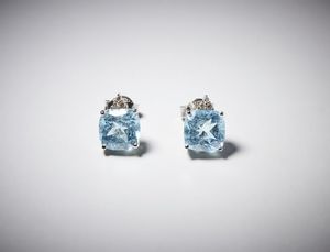COMETE : Orecchini in oro bianco 750/100 ''Comete'' con topazi azzurri taglio a cuscino di colore intenso con contorno di piccoli diamanti bianchi taglio a brillante ct. 0,45.  - Asta Asta 366 | GIOIELLI - OROLOGI - Giunonicae Online - Associazione Nazionale - Case d'Asta italiane