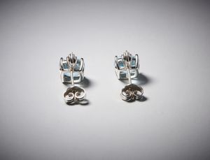 COMETE : Orecchini in oro bianco 750/100 ''Comete'' con topazi azzurri taglio a cuscino di colore intenso con contorno di piccoli diamanti bianchi taglio a brillante ct. 0,45.  - Asta Asta 366 | GIOIELLI - OROLOGI - Giunonicae Online - Associazione Nazionale - Case d'Asta italiane