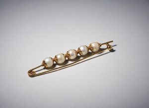 . - Spilla in oro giallo a barretta 750/1000 con n.5  perle coltivate sferiche.