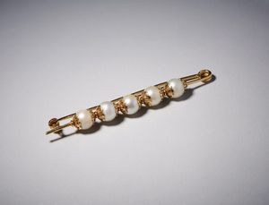 . : Spilla in oro giallo a barretta 750/1000 con n.5  perle coltivate sferiche.  - Asta Asta 366 | GIOIELLI - OROLOGI - Giunonicae Online - Associazione Nazionale - Case d'Asta italiane