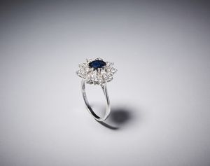 . : Anello classico a giro in oro bianco 750/1000 con zaffiro centrale ovale di carati 2,00 circa e diamanti bianchi taglio a brillante  peso totale di ct. 2,50.  - Asta Asta 366 | GIOIELLI - OROLOGI - Giunonicae Online - Associazione Nazionale - Case d'Asta italiane