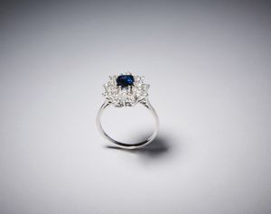 . : Anello classico a giro in oro bianco 750/1000 con zaffiro centrale ovale di carati 2,00 circa e diamanti bianchi taglio a brillante  peso totale di ct. 2,50.  - Asta Asta 366 | GIOIELLI - OROLOGI - Giunonicae Online - Associazione Nazionale - Case d'Asta italiane