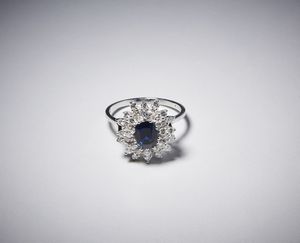 . : Anello classico a giro in oro bianco 750/1000 con zaffiro centrale ovale di carati 2,00 circa e diamanti bianchi taglio a brillante  peso totale di ct. 2,50.  - Asta Asta 366 | GIOIELLI - OROLOGI - Giunonicae Online - Associazione Nazionale - Case d'Asta italiane