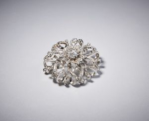 . : Spilla ramage in  oro bianco 750/1000  con diamanti taglio a brillante del peso totale di ct. 0,37 (centrale 0,19).  - Asta Asta 366 | GIOIELLI - OROLOGI - Giunonicae Online - Associazione Nazionale - Case d'Asta italiane
