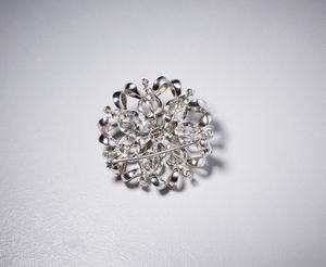 . : Spilla ramage in  oro bianco 750/1000  con diamanti taglio a brillante del peso totale di ct. 0,37 (centrale 0,19).  - Asta Asta 366 | GIOIELLI - OROLOGI - Giunonicae Online - Associazione Nazionale - Case d'Asta italiane