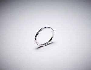 . : Anello fedina oro bianco 750/1000 a tutto giro con piccoli zaffiri taglio a brillante.  - Asta Asta 366 | GIOIELLI - OROLOGI - Giunonicae Online - Associazione Nazionale - Case d'Asta italiane