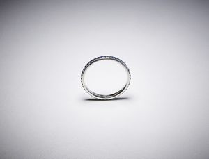 . : Anello fedina oro bianco 750/1000 a tutto giro con piccoli zaffiri taglio a brillante.  - Asta Asta 366 | GIOIELLI - OROLOGI - Giunonicae Online - Associazione Nazionale - Case d'Asta italiane