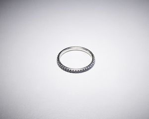 . : Anello fedina oro bianco 750/1000 a tutto giro con piccoli zaffiri taglio a brillante.  - Asta Asta 366 | GIOIELLI - OROLOGI - Giunonicae Online - Associazione Nazionale - Case d'Asta italiane