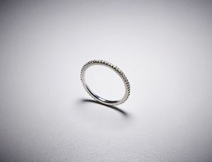 . - Fedina a tutto giro in oro bianco 750/1000  e diamanti banchi taglio a brillante.