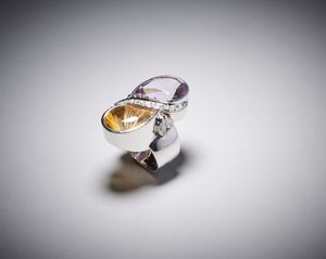 . : Anello in  oro bianco 750/1000 modello contrarie con diamanti bianchi taglio a brillante, ametista e topazio citrino taglio a goccia.  - Asta Asta 366 | GIOIELLI - OROLOGI - Giunonicae Online - Associazione Nazionale - Case d'Asta italiane