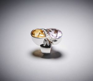 . : Anello in  oro bianco 750/1000 modello contrarie con diamanti bianchi taglio a brillante, ametista e topazio citrino taglio a goccia.  - Asta Asta 366 | GIOIELLI - OROLOGI - Giunonicae Online - Associazione Nazionale - Case d'Asta italiane
