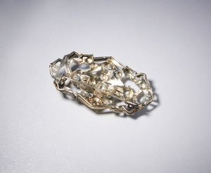 . : Spilla ciondolo in oro bianco 750/1000  e diamanti bianchi del peso tot. di carati circa 0,35.  - Asta Asta 366 | GIOIELLI - OROLOGI - Giunonicae Online - Associazione Nazionale - Case d'Asta italiane
