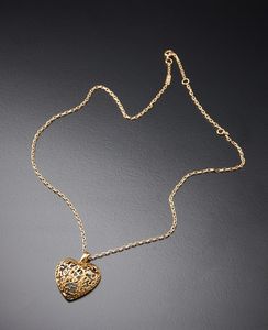 Boucheron Frederic  (n. 1858) - Collana in oro giallo 750/1000 con ciondolo a forma di cuore della collezione ''San Valentino Coure B'' di Boucheron  e piccolo diamante bianco taglio a brillante.