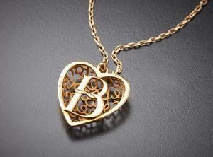 Boucheron Frederic  (n. 1858) : Collana in oro giallo 750/1000 con ciondolo a forma di cuore della collezione ''San Valentino Coure B'' di Boucheron  e piccolo diamante bianco taglio a brillante.  - Asta Asta 366 | GIOIELLI - OROLOGI - Giunonicae Online - Associazione Nazionale - Case d'Asta italiane