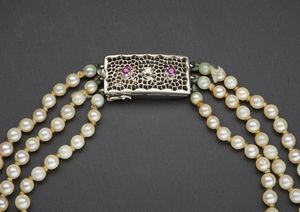 Collana di perle coltivate tre fili.  - Asta Asta 366 | GIOIELLI - OROLOGI - Giunonicae Online - Associazione Nazionale - Case d'Asta italiane