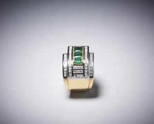 . : Anello in oro giallo ''a fascia'' con smeraldi e diamanti.  - Asta Asta 366 | GIOIELLI - OROLOGI - Giunonicae Online - Associazione Nazionale - Case d'Asta italiane