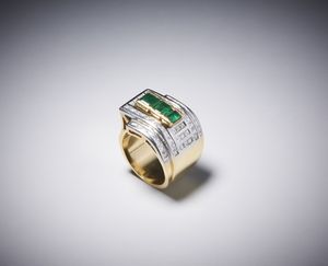 . : Anello in oro giallo ''a fascia'' con smeraldi e diamanti.  - Asta Asta 366 | GIOIELLI - OROLOGI - Giunonicae Online - Associazione Nazionale - Case d'Asta italiane